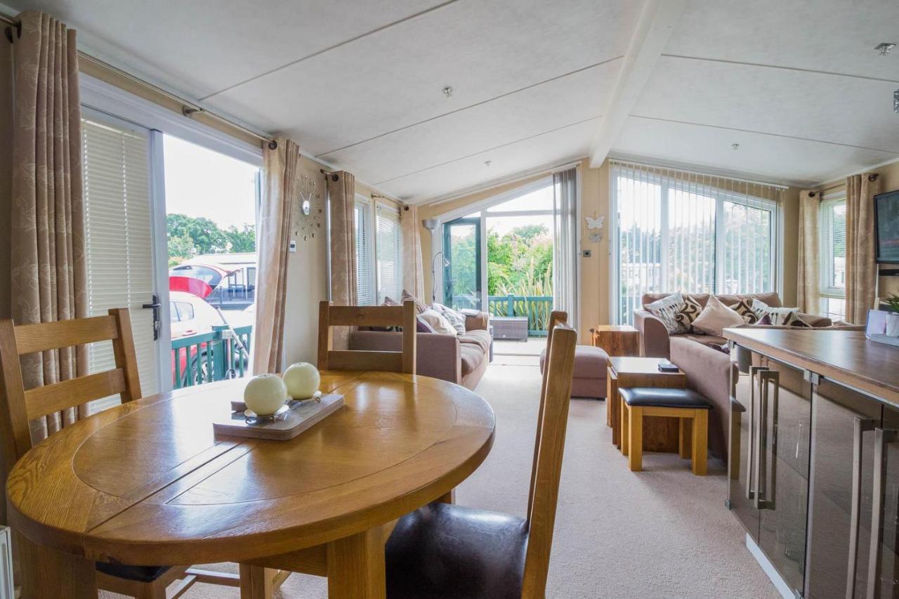 Beautiful 6 Berth Lodge At Cherry Tree Holiday Park Ref 70002Tg Great Yarmouth Exterior photo